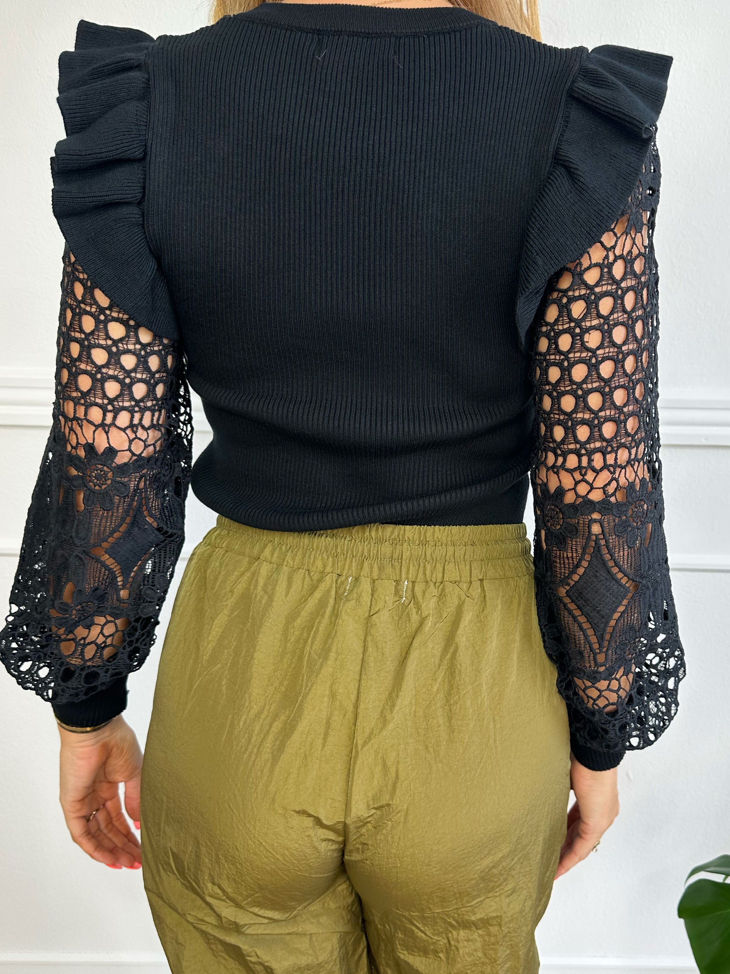 Diamond - Strikbluse med broderet ærmer og flæsedetaljer